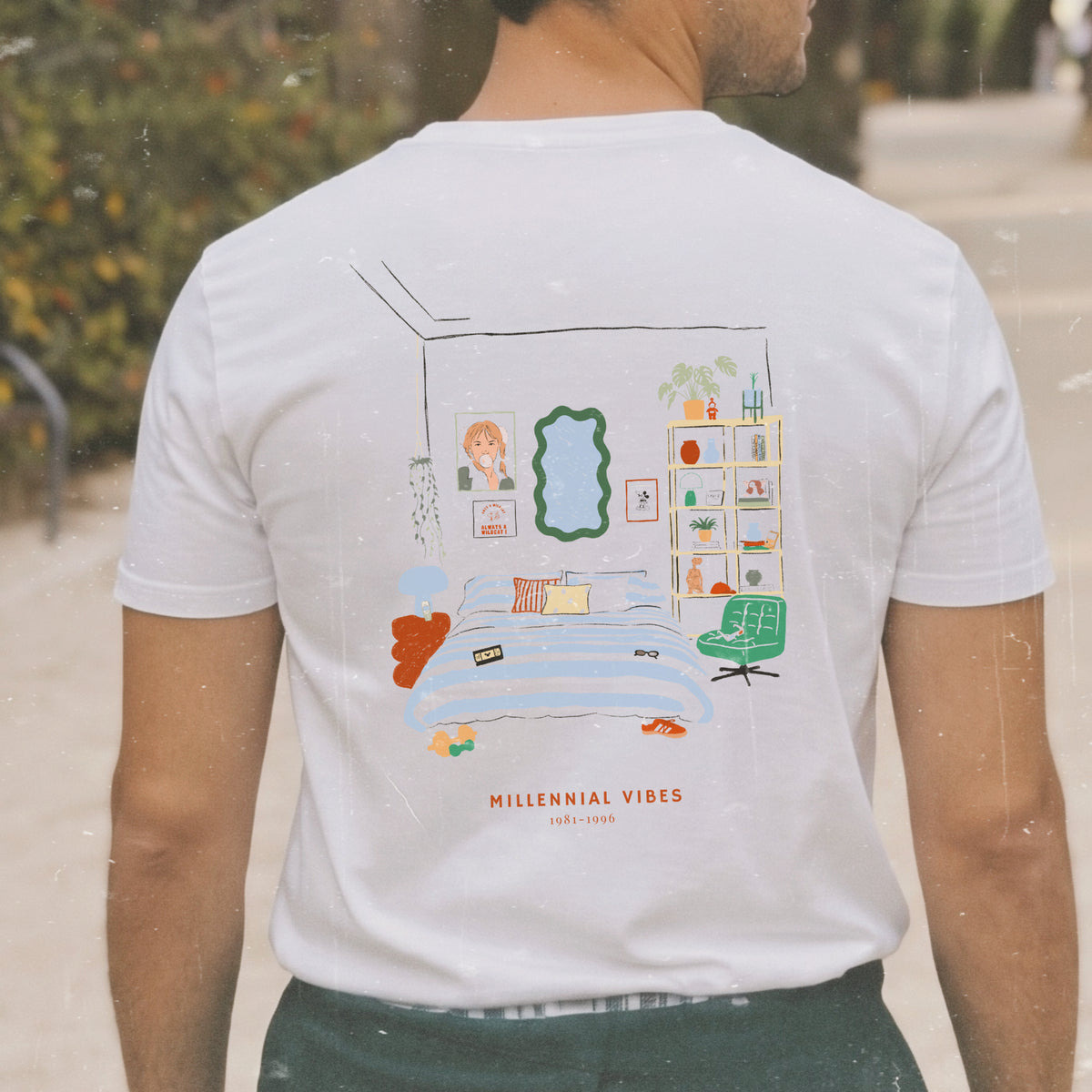 camiseta blanca de Laniñabowie modelo milenial vibes con ilustración grande en la espalda con diseño de una habitación milenial con imágenes de Britney Spears, mickey mouse y muchas referencias milenial. 