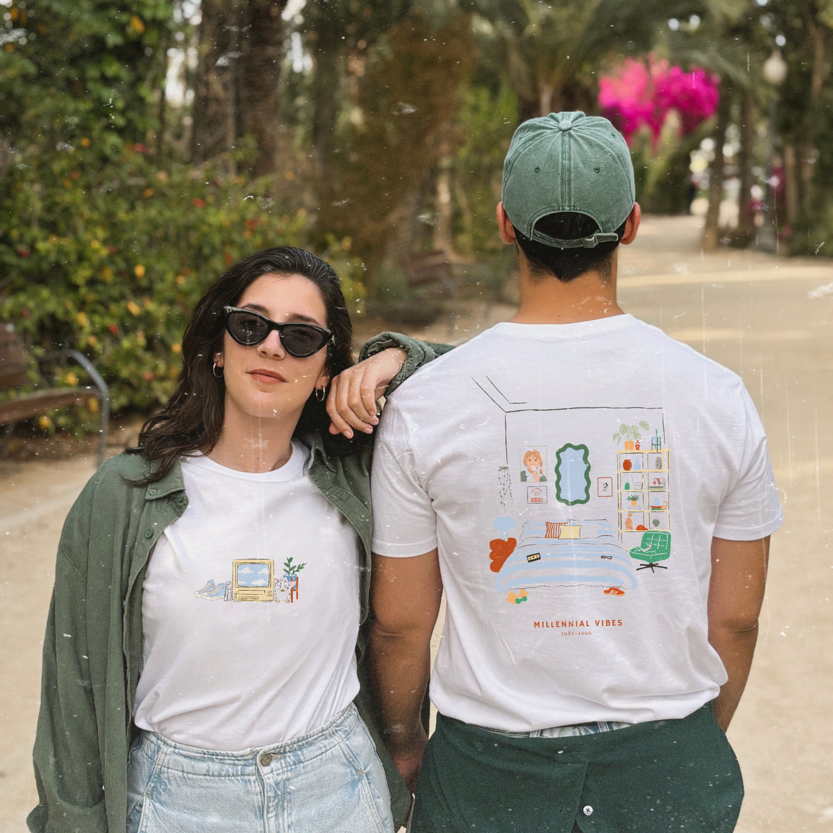 camiseta blanca de Laniñabowie modelo milenial vibes con doble ilustración: pequeña ilustración frontal con detalles de los 90s como las converse o el furby, ilustración grande en la espalda con diseño de una habitación milenial con imágenes de Britney Spears, mickey mouse y muchas referencias milenial. 