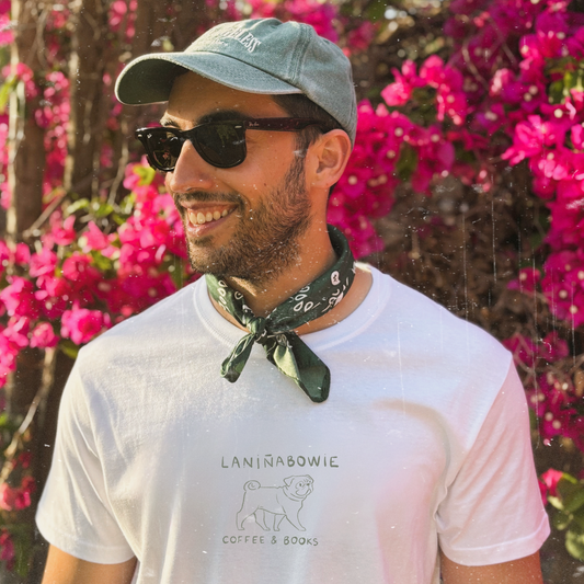 camiseta blanca de Laniñabowie modelo Laniñabowie café con ilustración mediana en el frontar con el logotipo del café con perro pug 