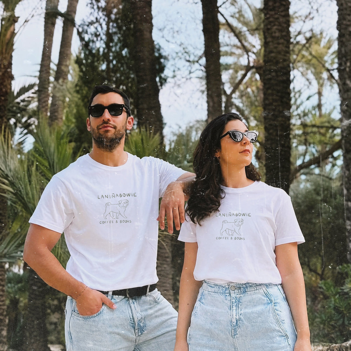 camiseta blanca de Laniñabowie modelo Laniñabowie café con ilustración mediana en el frontar con el logotipo del café con perro pug. Modelo masculo y femenino