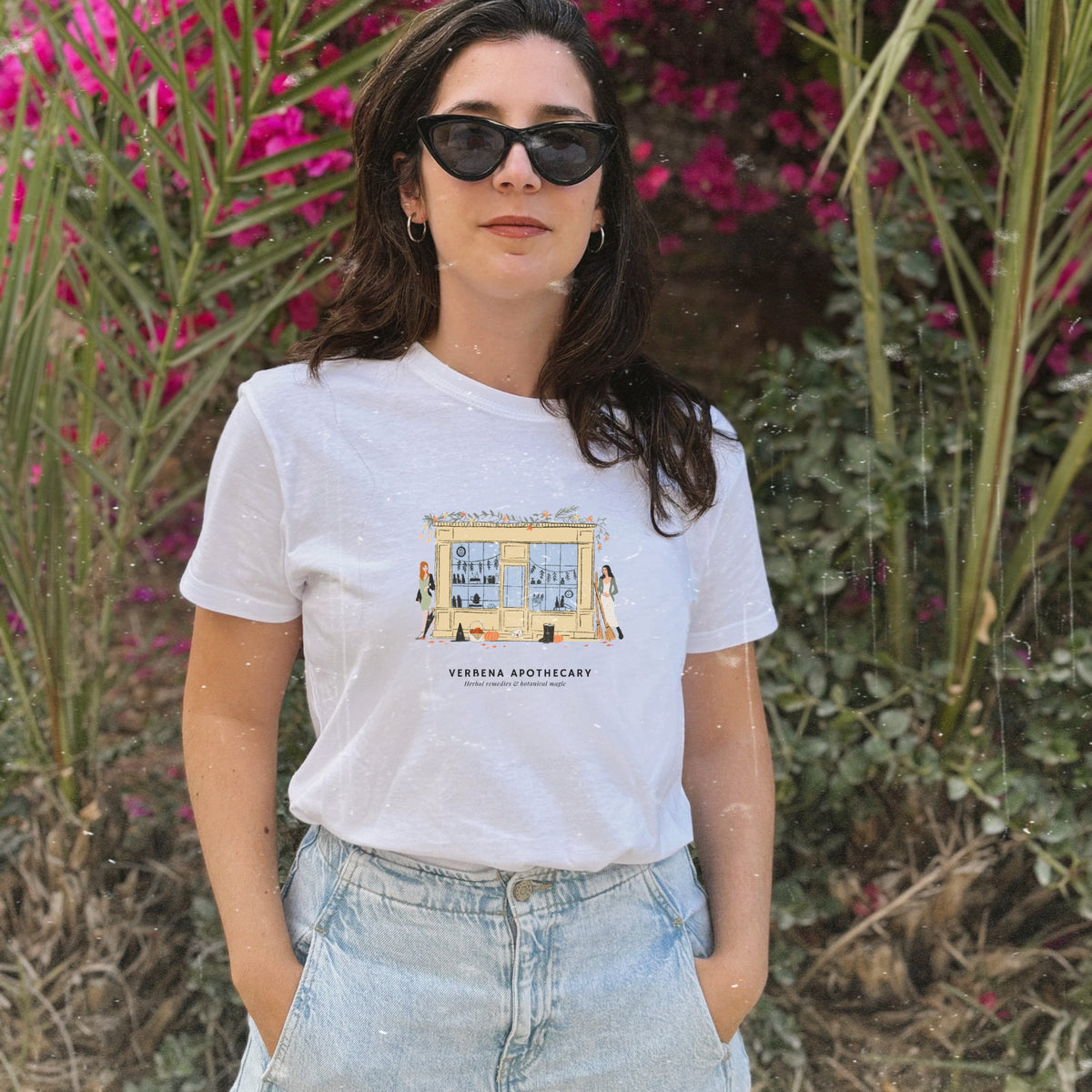 Camiseta blanca de Laniñabowie modelo magic season con ilustración fontal inspirada en "verbena apothecary", la tienda de las hermanas Owens de "Practical magic"