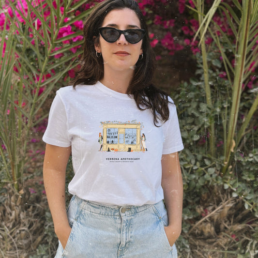 Camiseta blanca de Laniñabowie modelo magic season con ilustración fontal inspirada en "verbena apothecary", la tienda de las hermanas Owens de "Practical magic"