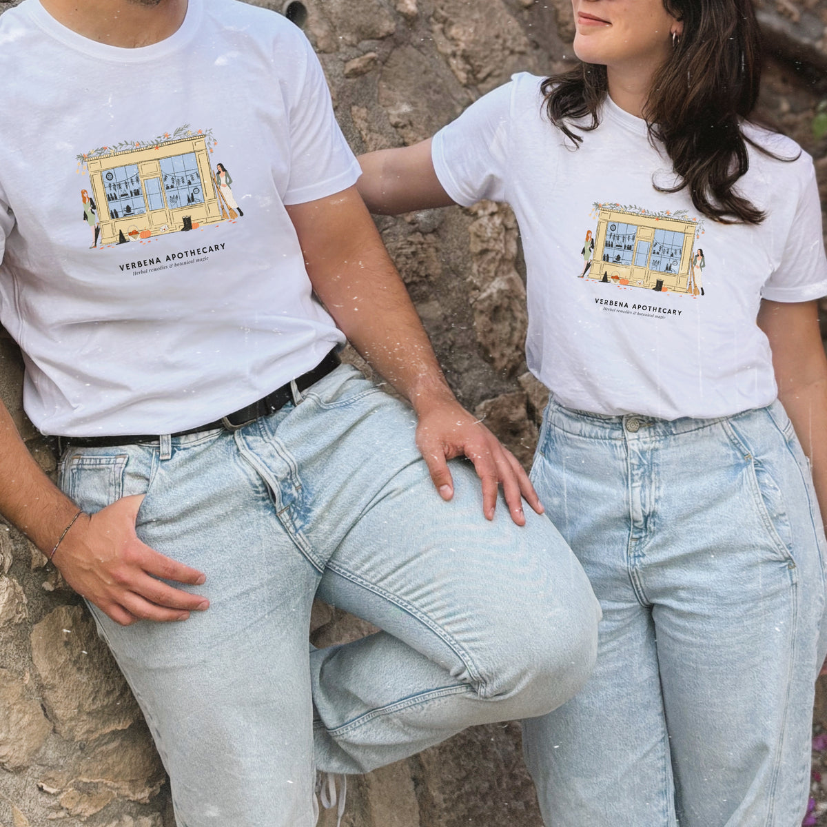 Camiseta blanca de Laniñabowie modelo magic season con ilustración fontal inspirada en "verbena apothecary", la tienda de las hermanas Owens de "Practical magic". Modelo femenino y masculino.