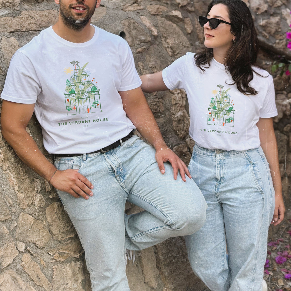 Dos modelos con la camiseta blanca de Laniñabowie modelo Plant lover, con estampado de invernadero y el texto “The Verdant House”, combinada con vaqueros claros