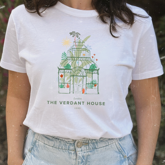 Camiseta blanca de Laniñabowie modelo Plant lover con ilustración de un invernadero con plantas y el texto “The Verdant House”, vista de frente