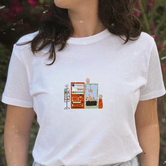 Camiseta de Laniñabowie modelo Retro feeling vista de frente, con un pequeño estampado de máquinas expendedoras y una máquina de gancho en el pecho como en los 80s