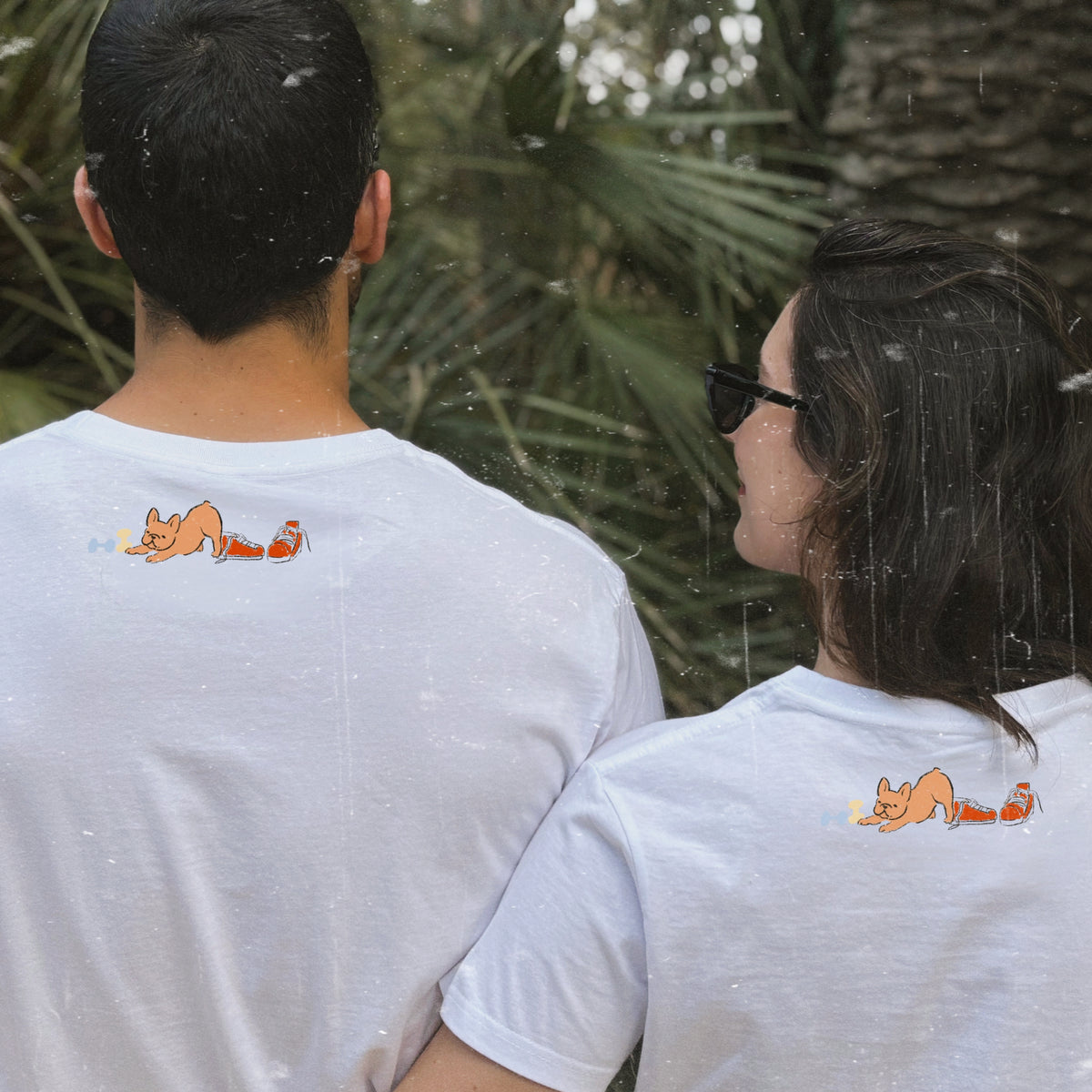 camiseta blanca de Laniñabowie modelo Running club parte del cuello con ilustración pequeña con french bulldog haciendo yoga