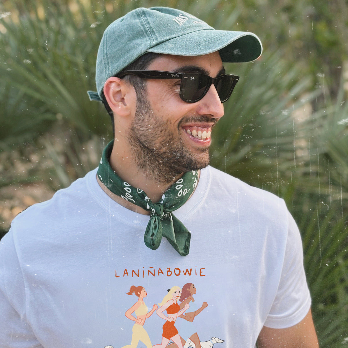 camiseta blanca de Laniñabowie modelo Running club con ilustración mediana en el frontal inspirada en clubes de running femenino y con invitados perrunos como pug, french bulldog, teckel y galgo. modelo masculino