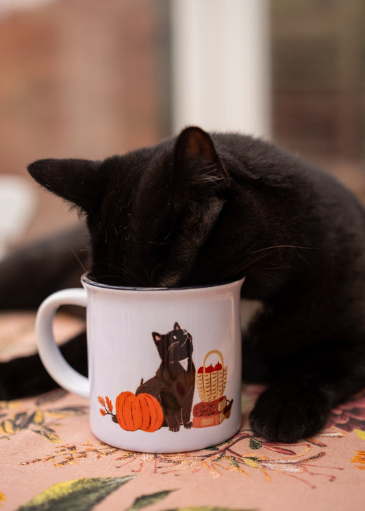 Taza diseñada por laniñabowie para Orange passport con diseño inspirado en el adorable gato Bolita rodeado de elementos otoñales.