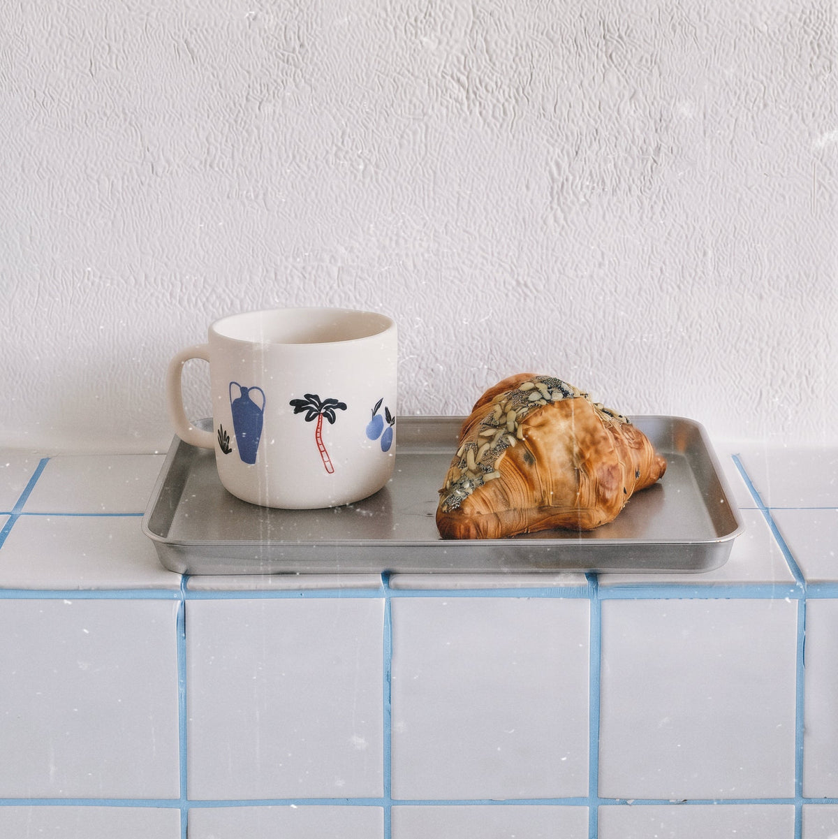 Taza de cerámica de color blanco de Laniñabowie modelo "plant lover" con estampación hecho a mano en nuestro taller inspirada en las amantes de las plantas tropicales, los jardines e invernaderos. lateral izquierdo. 