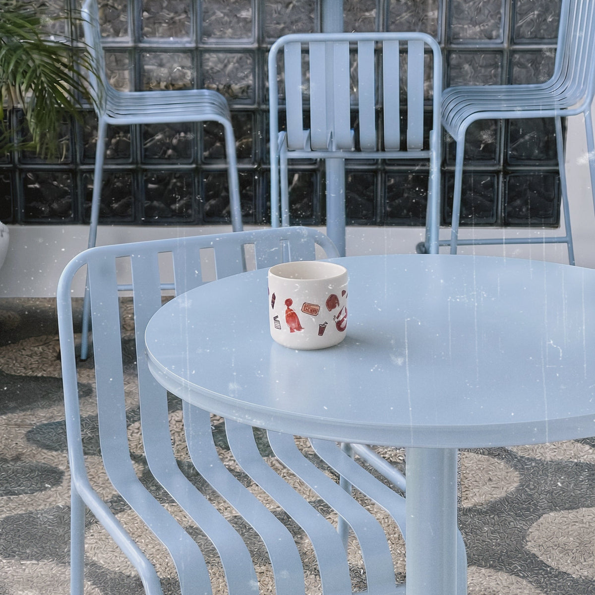 Taza de cerámica de color blanco de Laniñabowie modelo "Retro feeling" con estampación hecho a mano en nuestro taller inspirada en los 80s y sus pelis más icónicas