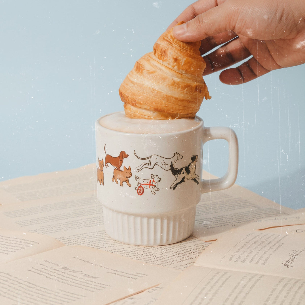 Taza de cerámica de color blanco de Laniñabowie modelo "Laniñabowie running club" con estampación hecho a mano en nuestro taller inspirada en los clubes de running femenino pero versionado al mundo animal con perros como el pug, el french bulldog, teckel. Asa. 