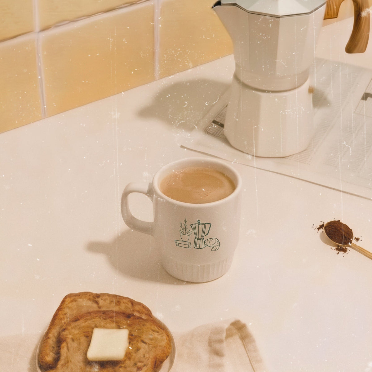 Taza de cerámica de color blanco de Laniñabowie modelo "Laniñabowie café" con estampación hecho a mano en nuestro taller inspirada en los cafés típicos de algunos parques de ciudades como Londres que sirven café y puedes leer libros. Logo con perro pug. lateral. 