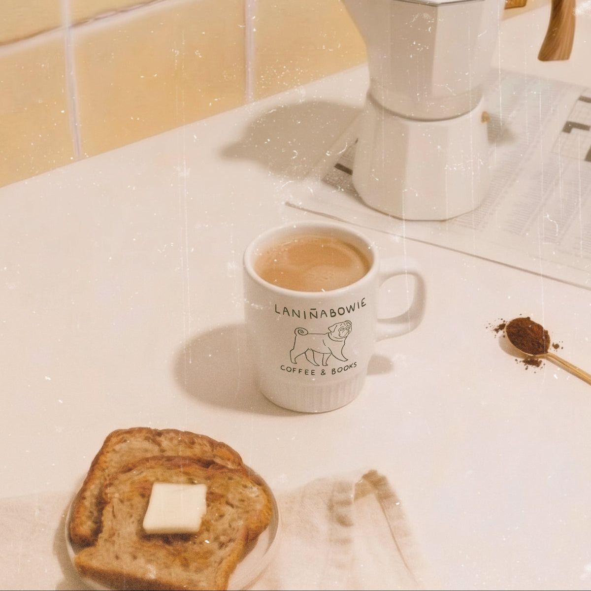 Taza de cerámica de color blanco de Laniñabowie modelo "Laniñabowie café" con estampación hecho a mano en nuestro taller inspirada en los cafés típicos de algunos parques de ciudades como Londres que sirven café y puedes leer libros. Logo con perro pug. 