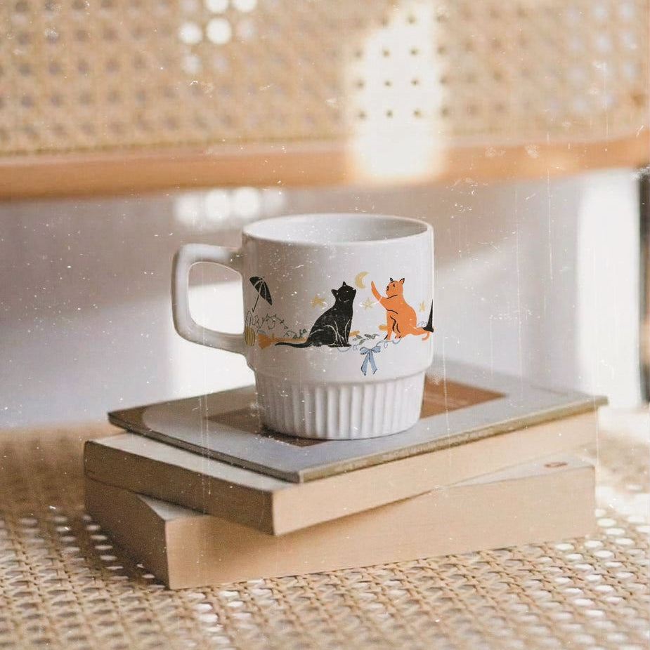 Taza de cerámica de color blanco de Laniñabowie modelo "Magic season" con estampación hecho a mano en nuestro taller inspirada en la magia de las hermanas Owens de la película Practical magic. Lateral. 