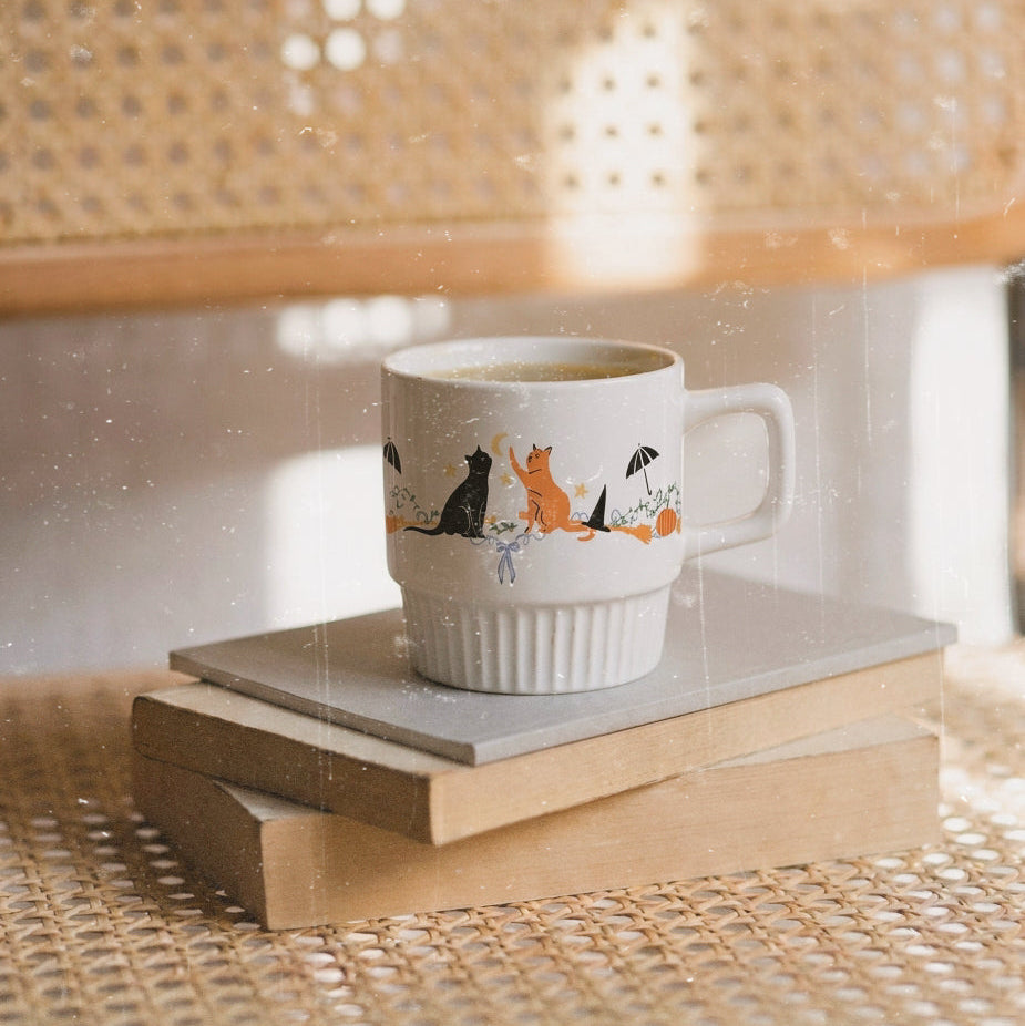 Taza de cerámica de color blanco de Laniñabowie modelo "Magic season" con estampación hecho a mano en nuestro taller inspirada en la magia de las hermanas Owens de la película Practical magic. vista central. 