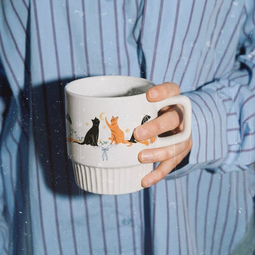 Taza de cerámica de color blanco de Laniñabowie modelo "Magic season" con estampación hecho a mano en nuestro taller inspirada en la magia de las hermanas Owens de la película Practical magic. 