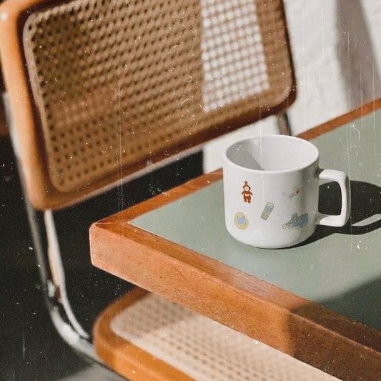 Taza de cerámica de color blanco de Laniñabowie modelo "Milenial vibes" con estampación hecho a mano en nuestro taller inspirada en los objetos icónicos de la generación milenial