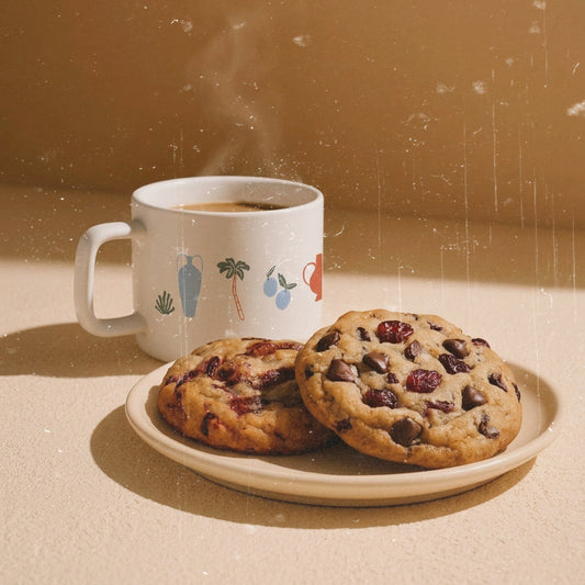 Taza de cerámica de color blanco de Laniñabowie modelo "plant lover" con estampación hecho a mano en nuestro taller inspirada en las amantes de las plantas tropicales, los jardines e invernaderos. 