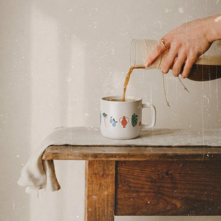 Taza de cerámica de color blanco de Laniñabowie modelo "plant lover" con estampación hecho a mano en nuestro taller inspirada en las amantes de las plantas tropicales, los jardines e invernaderos. lateral derecho