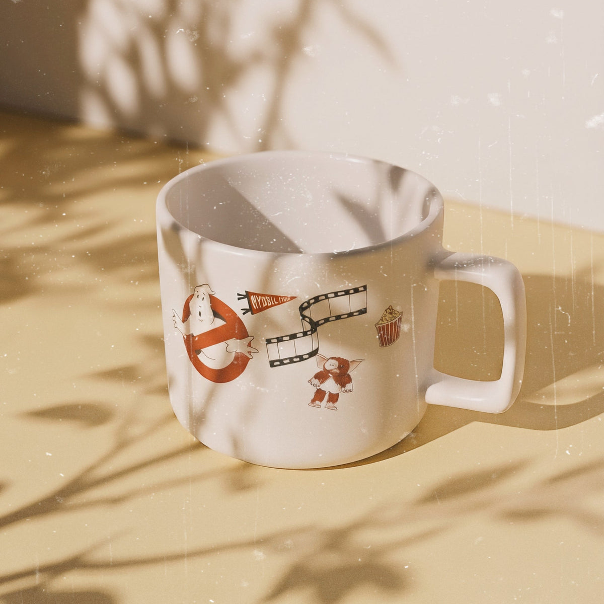 Taza de cerámica de color blanco de Laniñabowie modelo "Retro feeling" con estampación hecho a mano en nuestro taller inspirada en los 80s y sus pelis más icónicas
