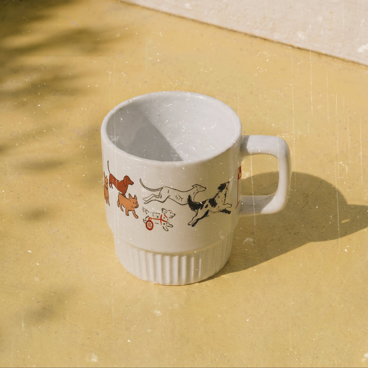Taza de cerámica de color blanco de Laniñabowie modelo "Laniñabowie running club" con estampación hecho a mano en nuestro taller inspirada en los clubes de running femenino pero versionado al mundo animal con perros como el pug, el french bulldog, teckel. 