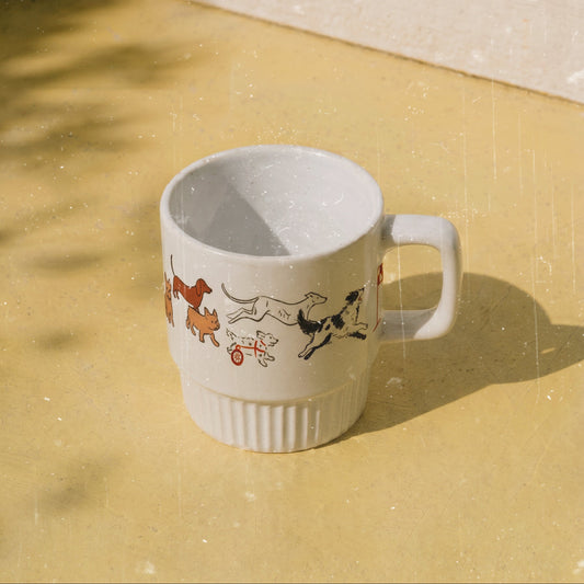 Taza de cerámica de color blanco de Laniñabowie modelo "Laniñabowie running club" con estampación hecho a mano en nuestro taller inspirada en los clubes de running femenino pero versionado al mundo animal con perros como el pug, el french bulldog, teckel. 