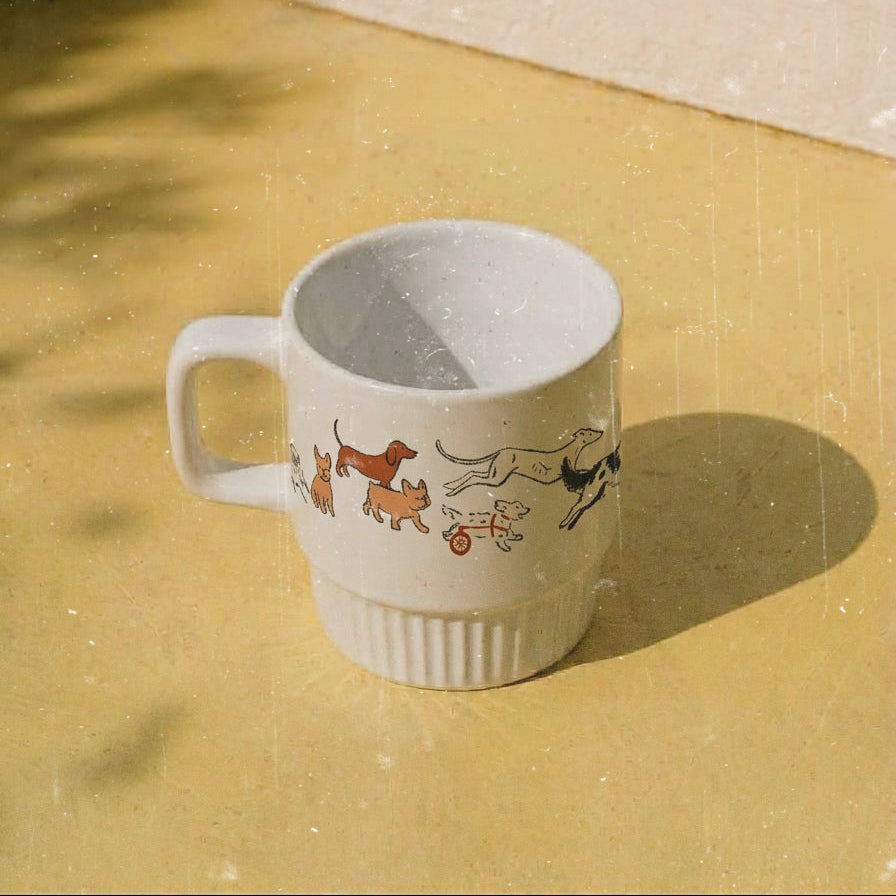 Taza de cerámica de color blanco de Laniñabowie modelo "Laniñabowie running club" con estampación hecho a mano en nuestro taller inspirada en los clubes de running femenino pero versionado al mundo animal con perros como el pug, el french bulldog, teckel. Lateral. 