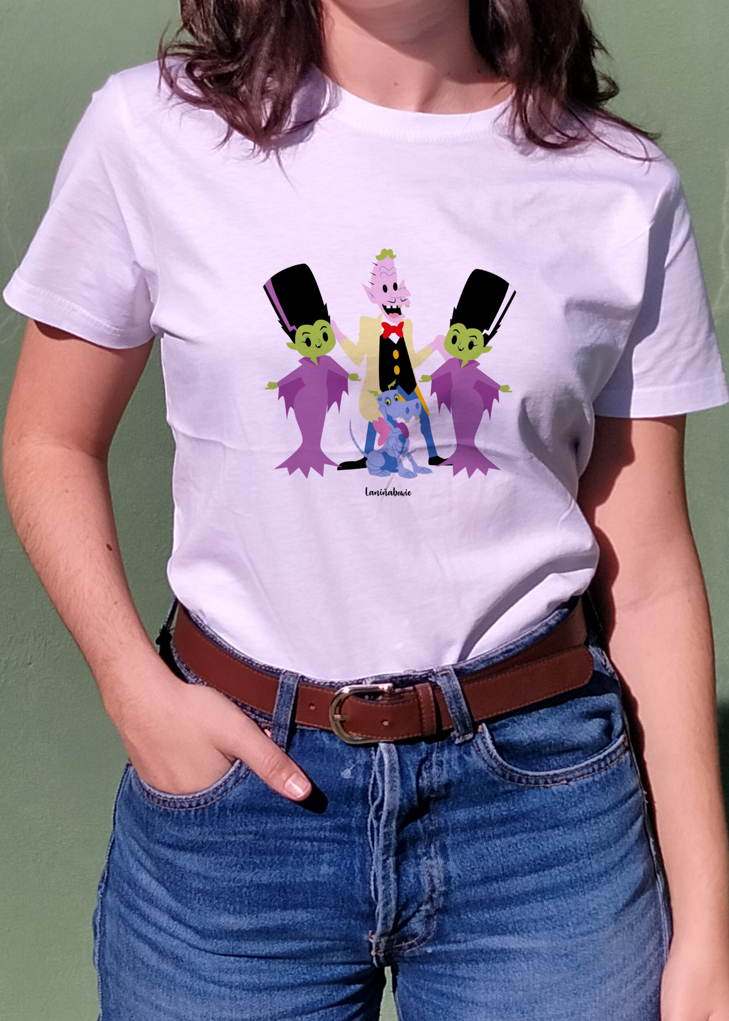 Camiseta La pajarería de Transilvania

Camiseta estampada a todo color con ilustración de las hermanas Exorsisters, Doctor Granudo y Horrífido en la pajarería de Transilvania.

¿Recuerdas a estos personajes?. Revive esas mañanas viendo a tus personajes favoritos con nuestros productos hechos con mucho cariño.

Esta camiseta de&nbsp;La Pajarería de Transilvania&nbsp;es ligera y suave... perfecta para el día a día!